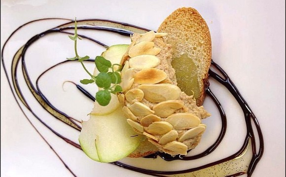 • Juste une petite tartine de foie gras pour le goûter !